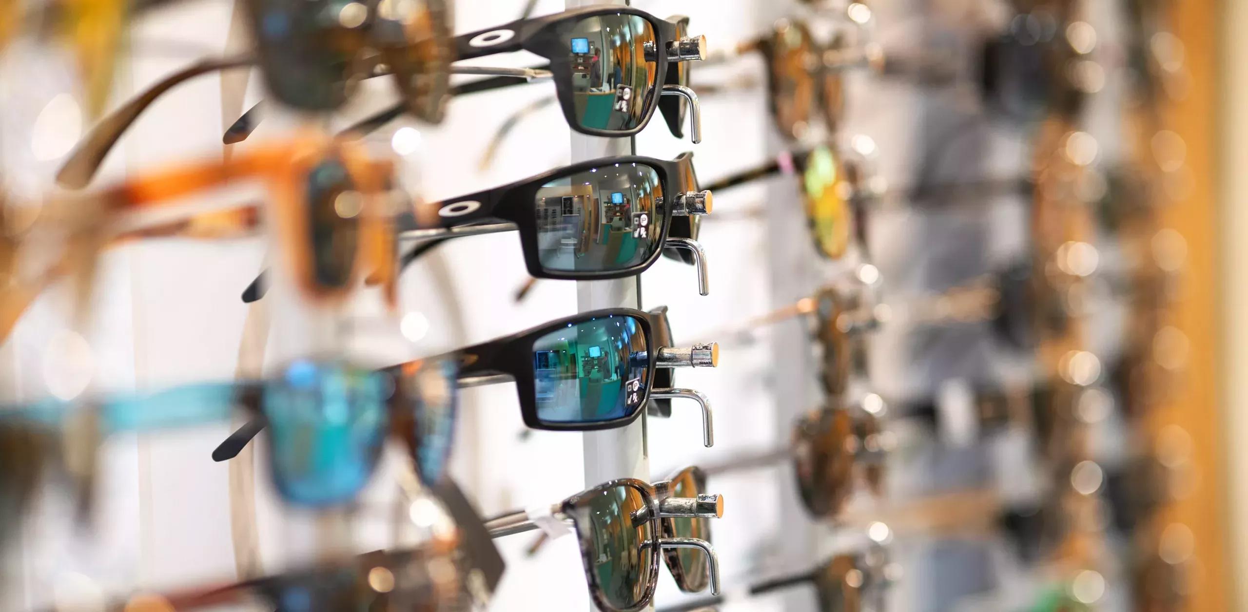 Sonnenbrillenauswahl Viele Sonnenbrillen zur Auswahl an der Wand