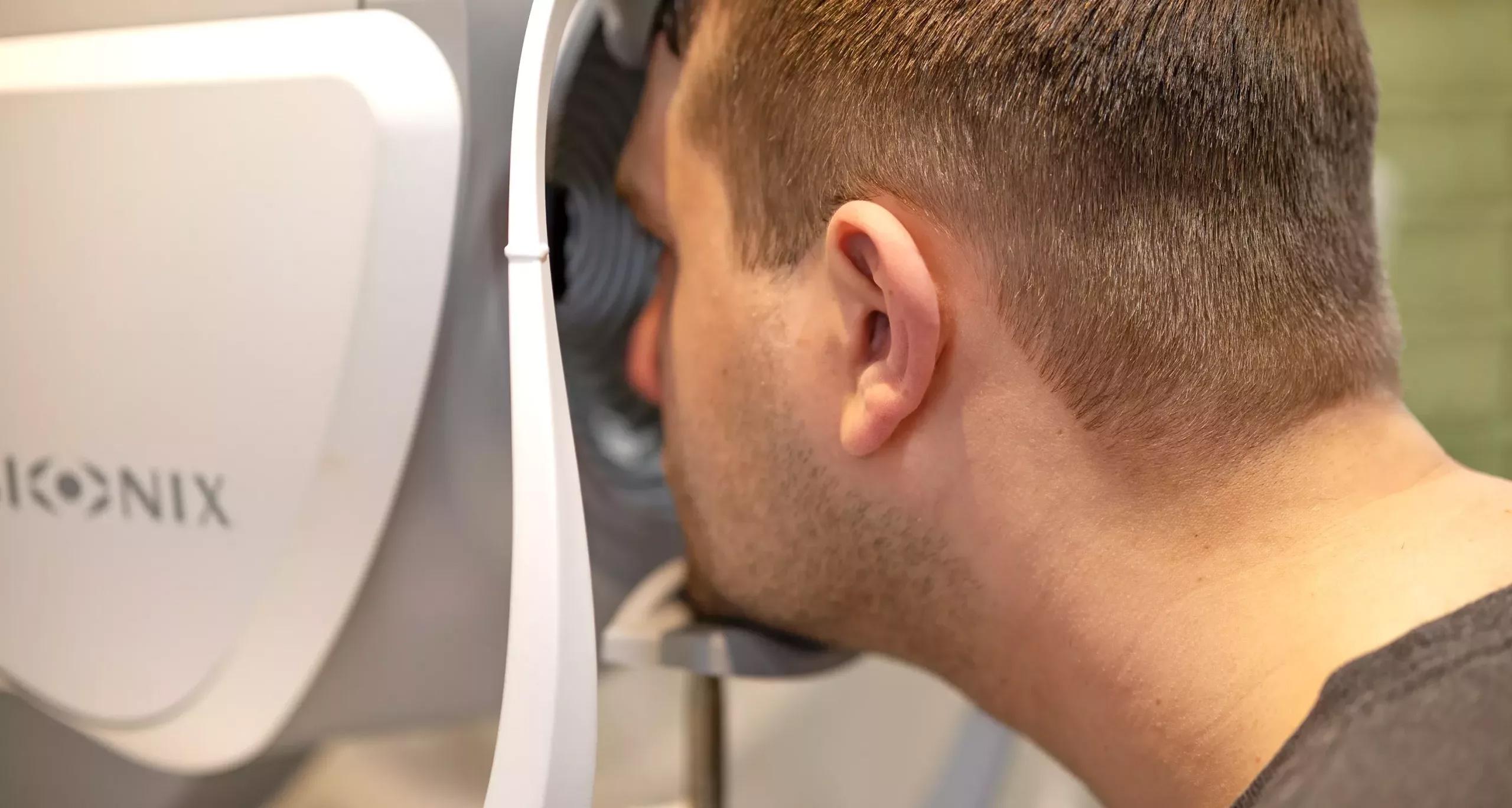 Kunde schaut in Wellenfrontgerät