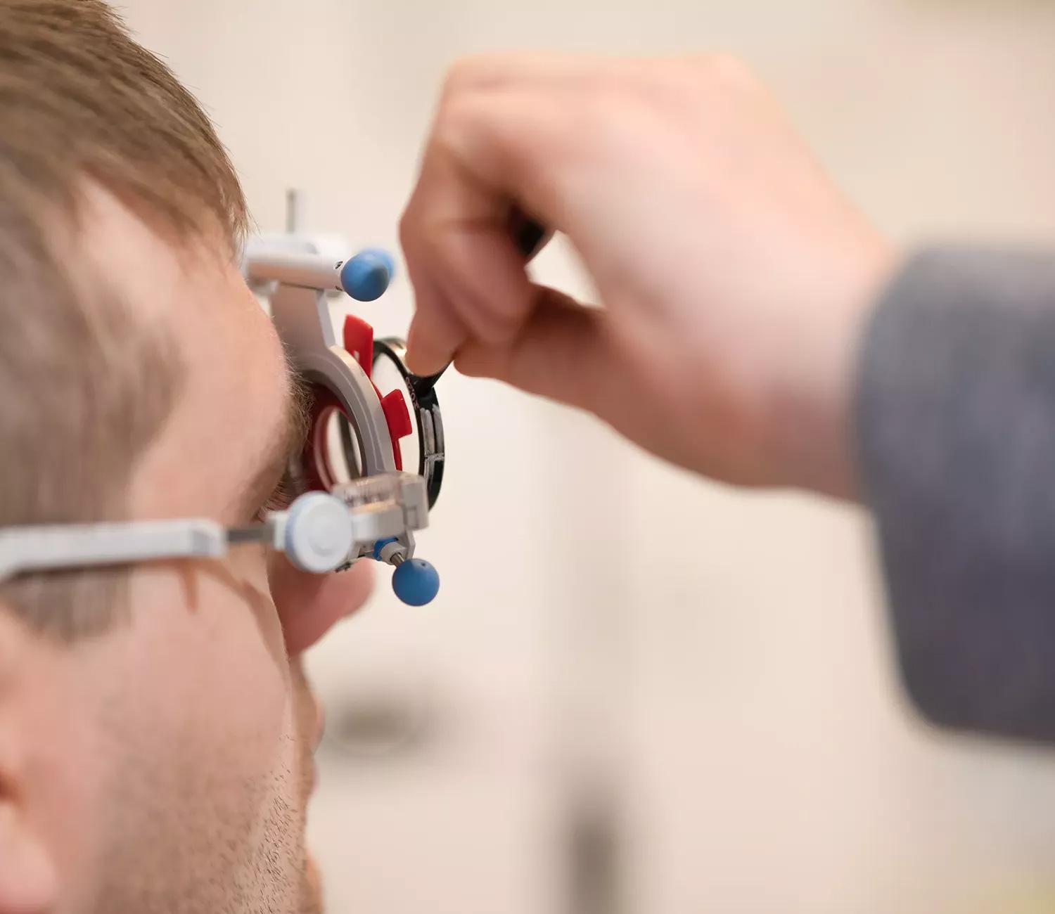 Augenvermessung Person beim Sehtest