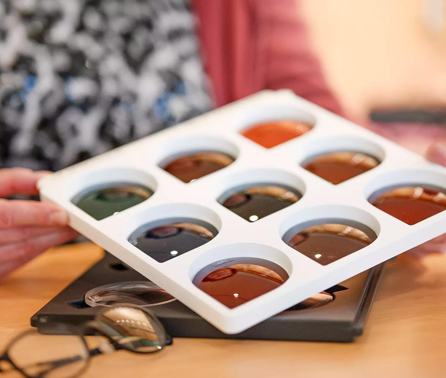 Getönte-Gläser Person beim Sehtest