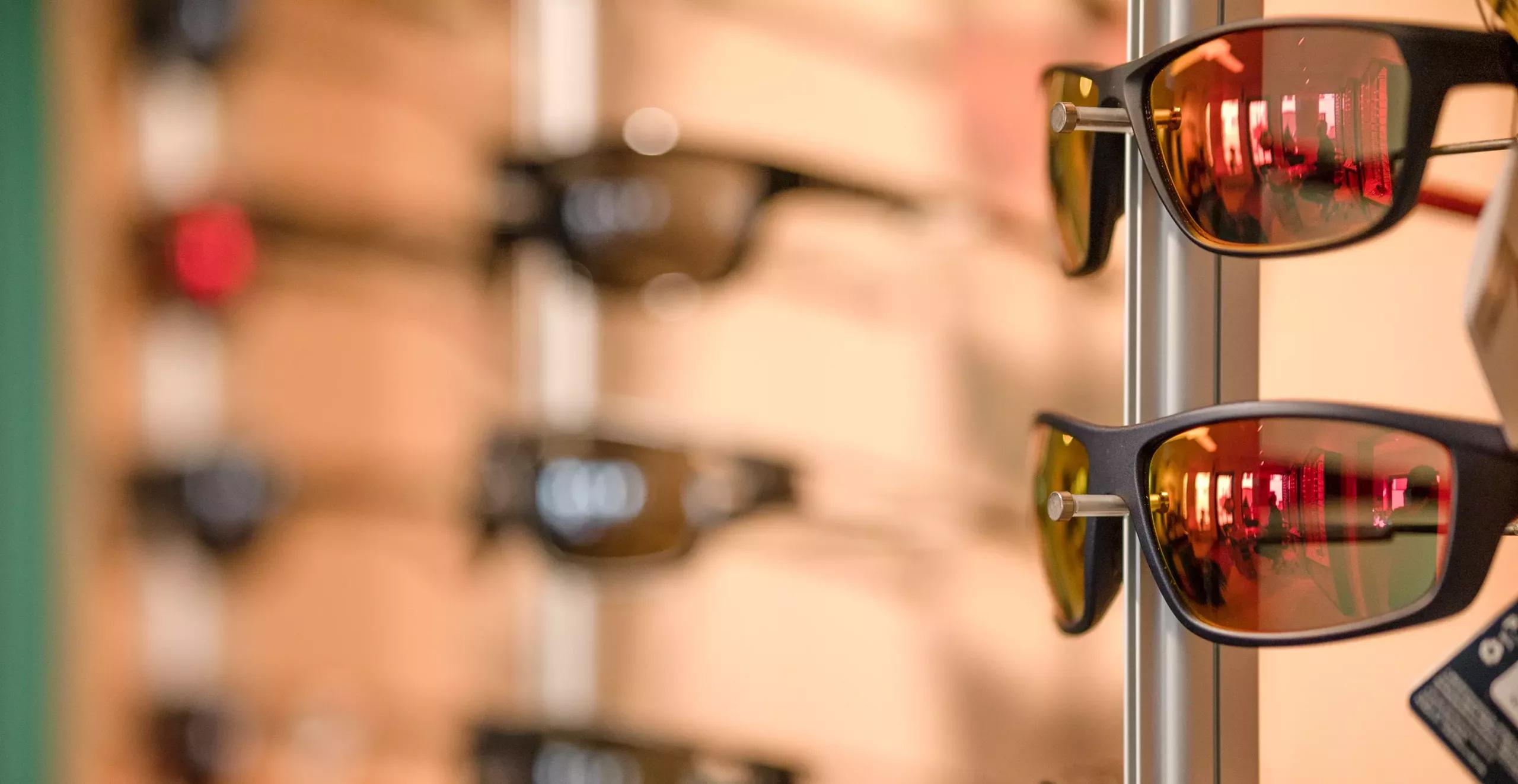 Mehrere sportliche Sonnenbrillen auf einem Regal