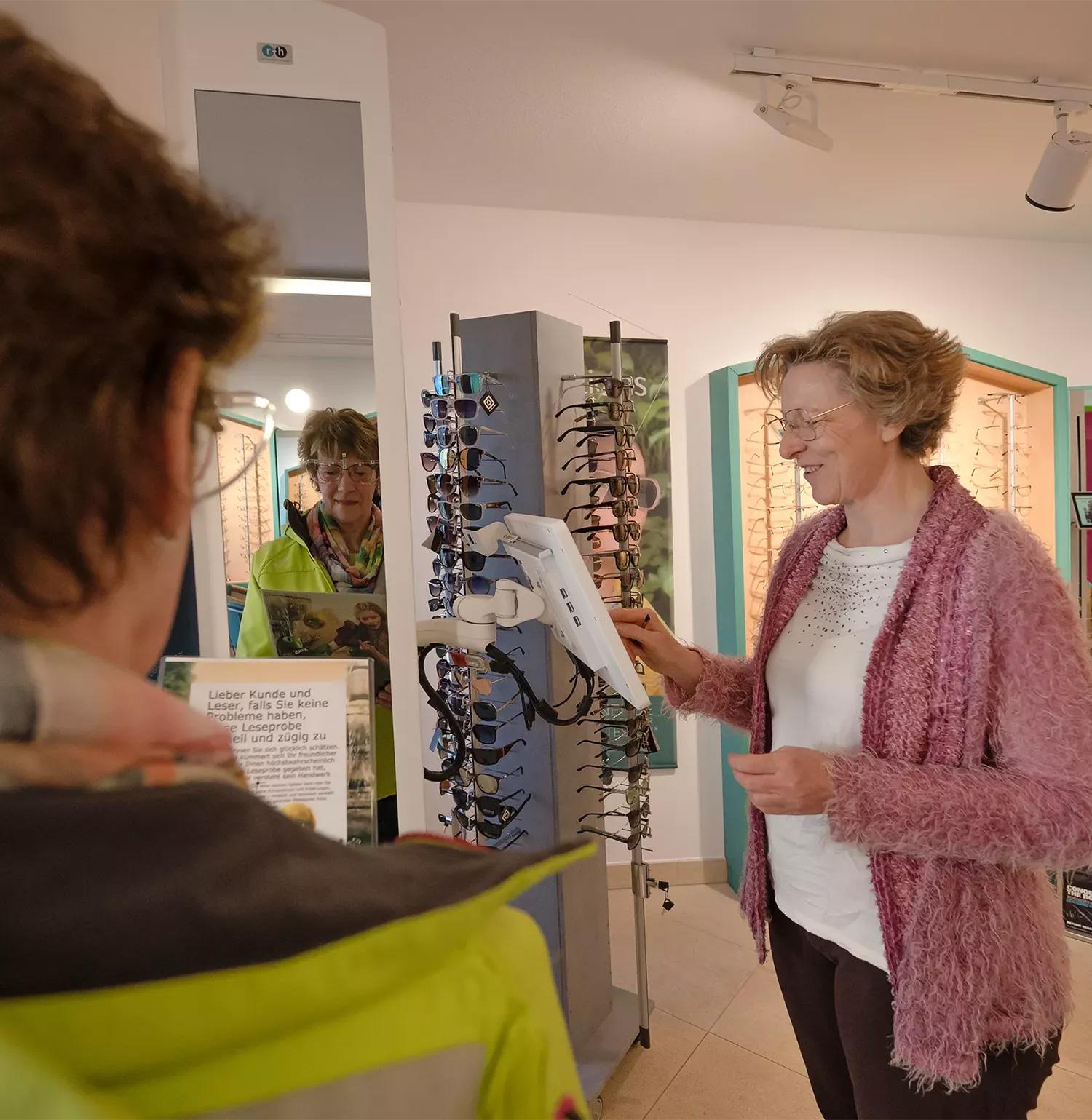 Brillenglaszentrierung Person beim Sehtest